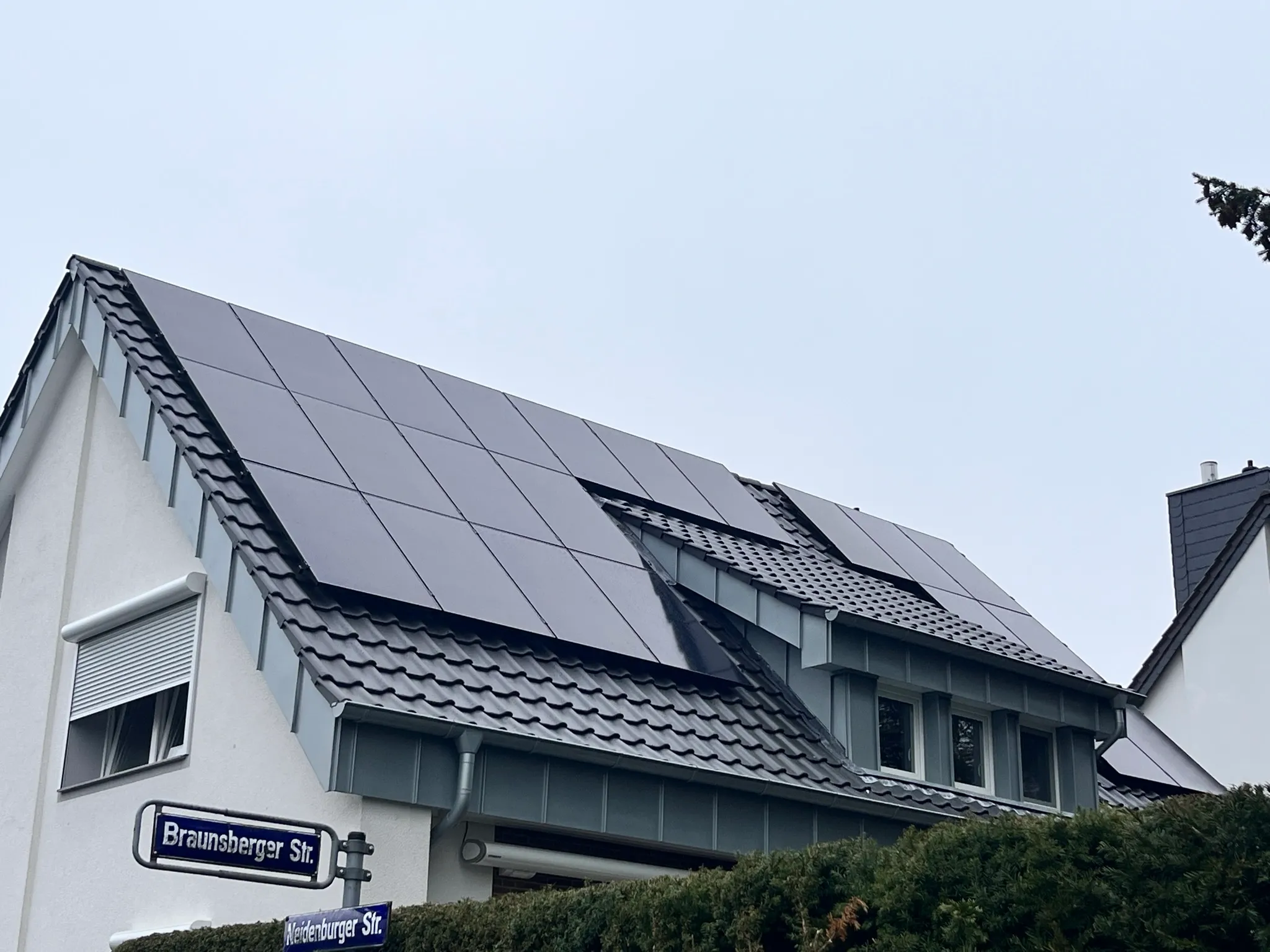 Solarmodule auf einem sanierten Dach im Überblick3